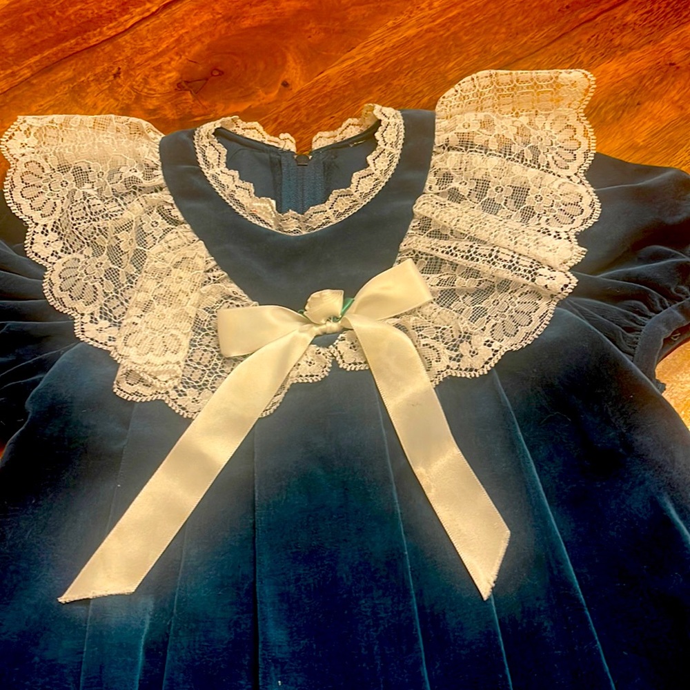 Vintage green velvet and lace dress. Size 2T, made in USA, like new condition.
